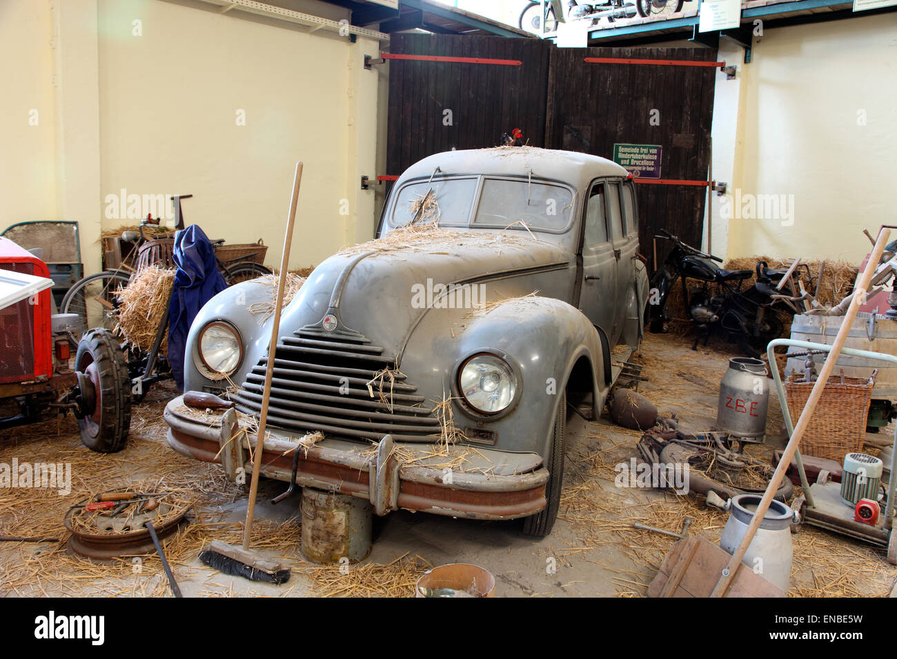 Alemania Oriental Vintage Eisenacher automóviles en exhibición en el Museo Dumplin Thuringer. Foto de stock