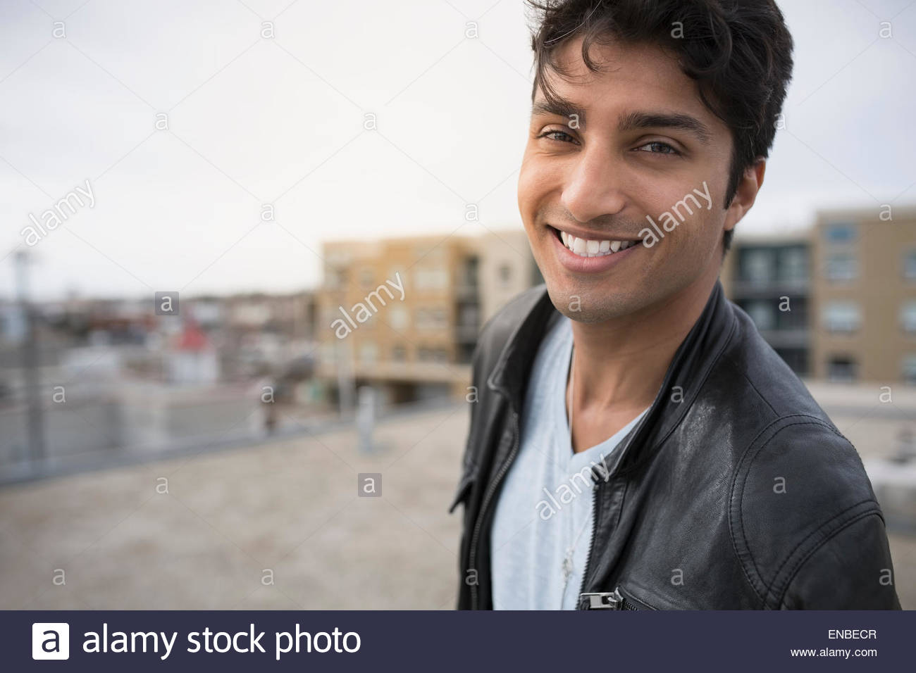 Retrato del hombre sonriente en la azotea urbana Foto de stock