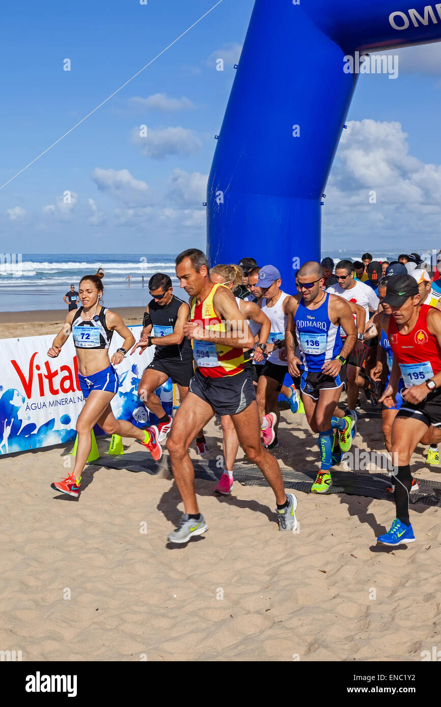 Costa de Caparica. Meia Maratona das Areias - Media Maratón de Las Arenas - la línea de inicio. Un evento atlético, creciendo en popularidad Foto de stock