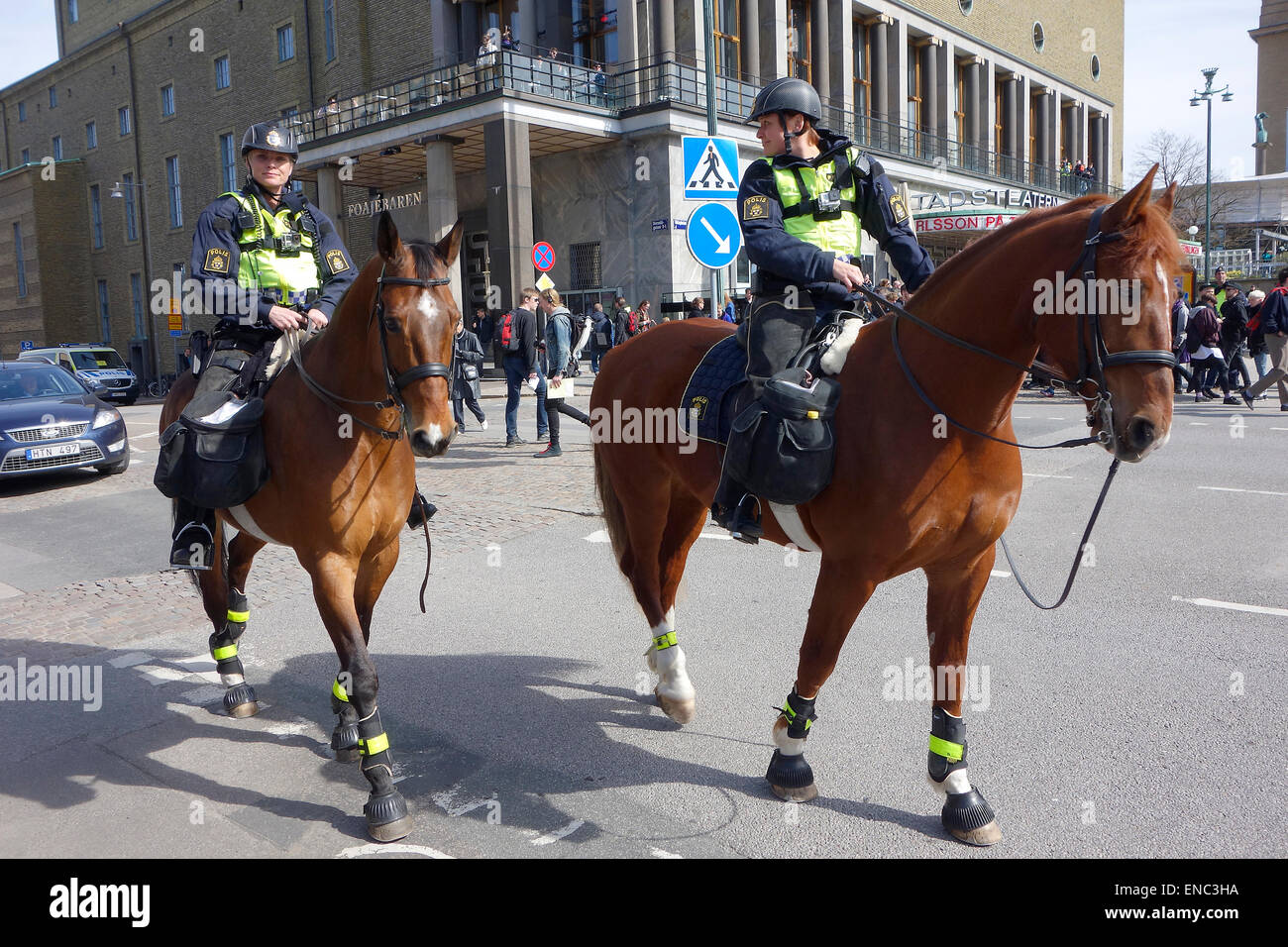 Dos agentes de la policía sueca hembra montado patrullando en las calles de la ciudad de Gotemburgo, Suecia Foto de stock