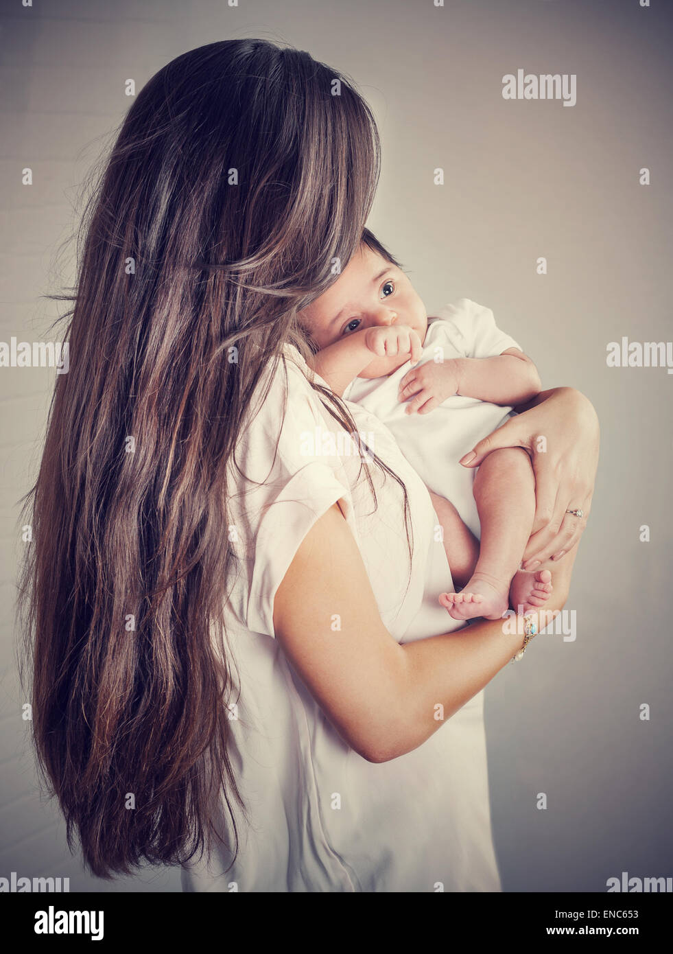 Manos Suaves De Madre Sosteniendo A Su Preciosa Niña Bebé Recién