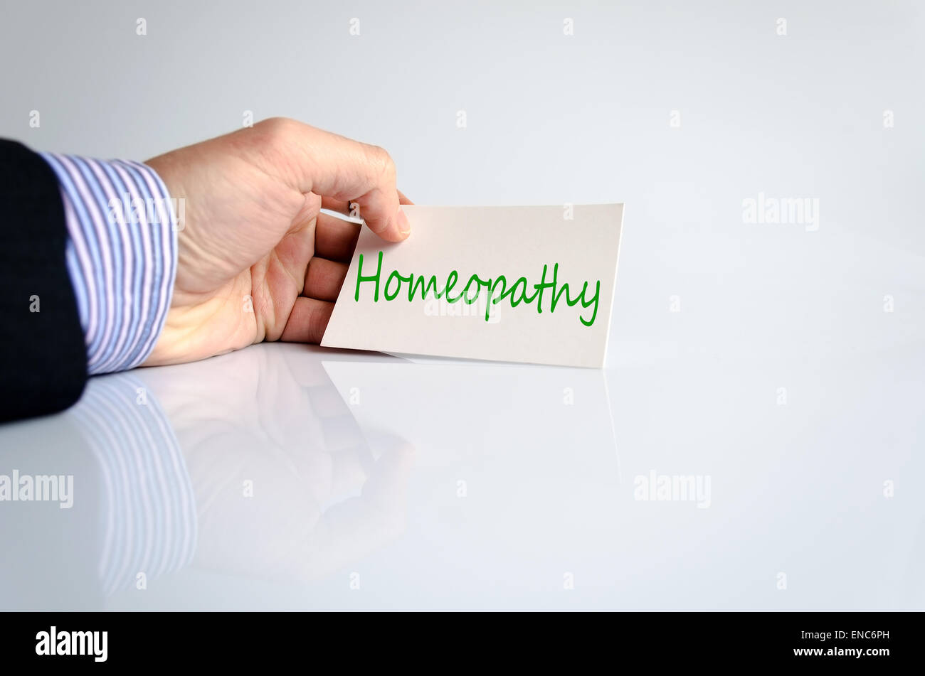 Hombre de negocios y mano nota homeopatía concepto Foto de stock