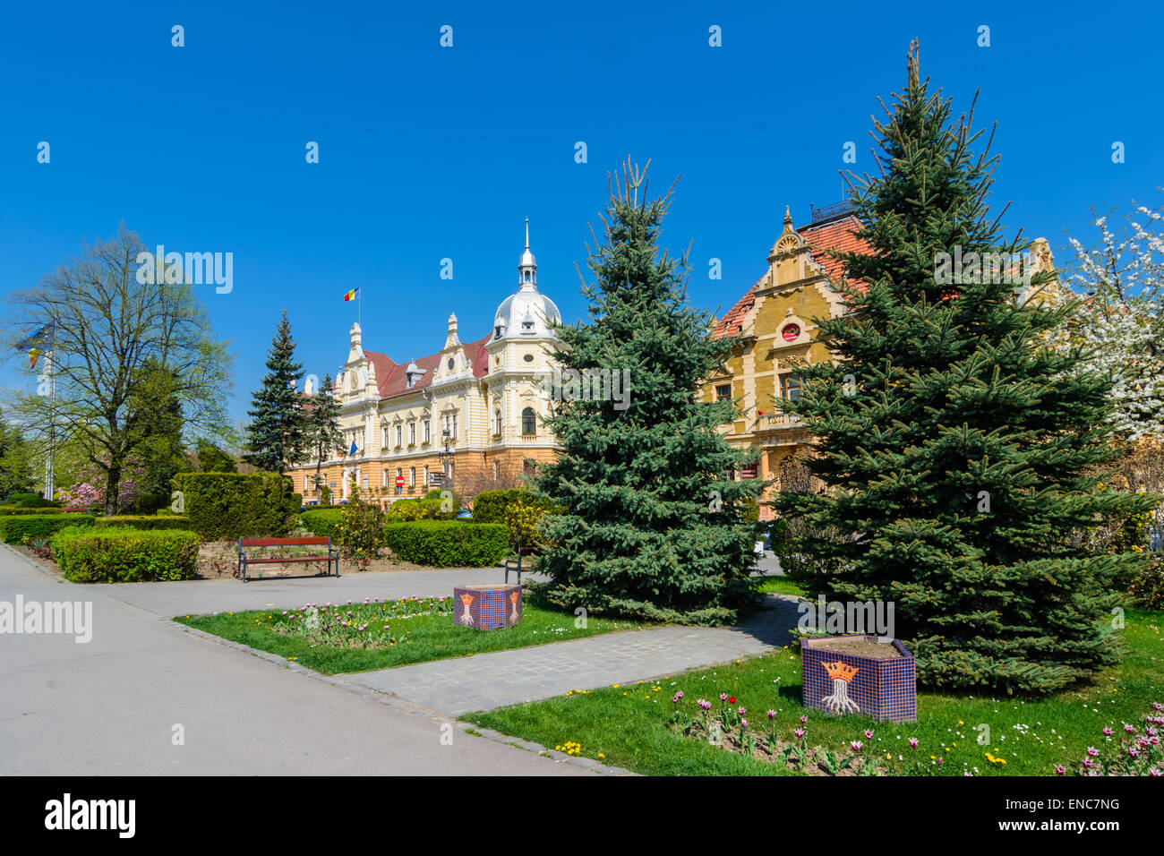 Brasov ayuntamiento está hecho en una arquitectura de estilo neobarroco, desde el siglo XIX Foto de stock
