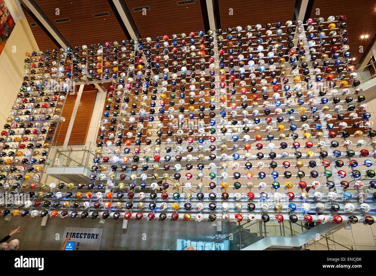 'Downtown Atlanta en Georgia usa pantalla interior de cascos en el College Football Hall of Fame museo dedicado Foto de stock