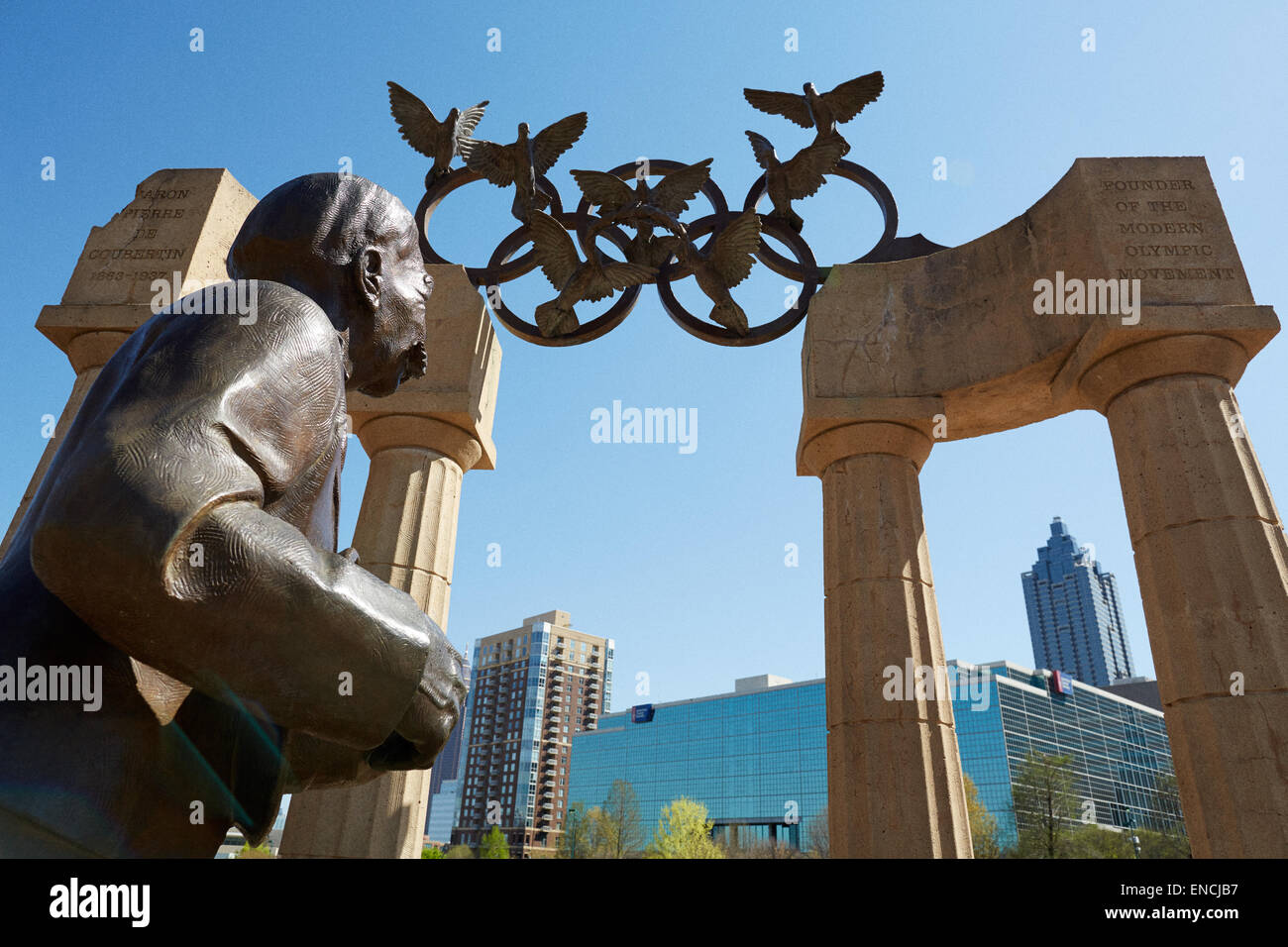 El centro de Atlanta en Georgia EE.UU. Foto: Estatua de Pierre de Coubertin y los anillos olímpicos, palomas en el Parque Olímpico Centennial Foto de stock