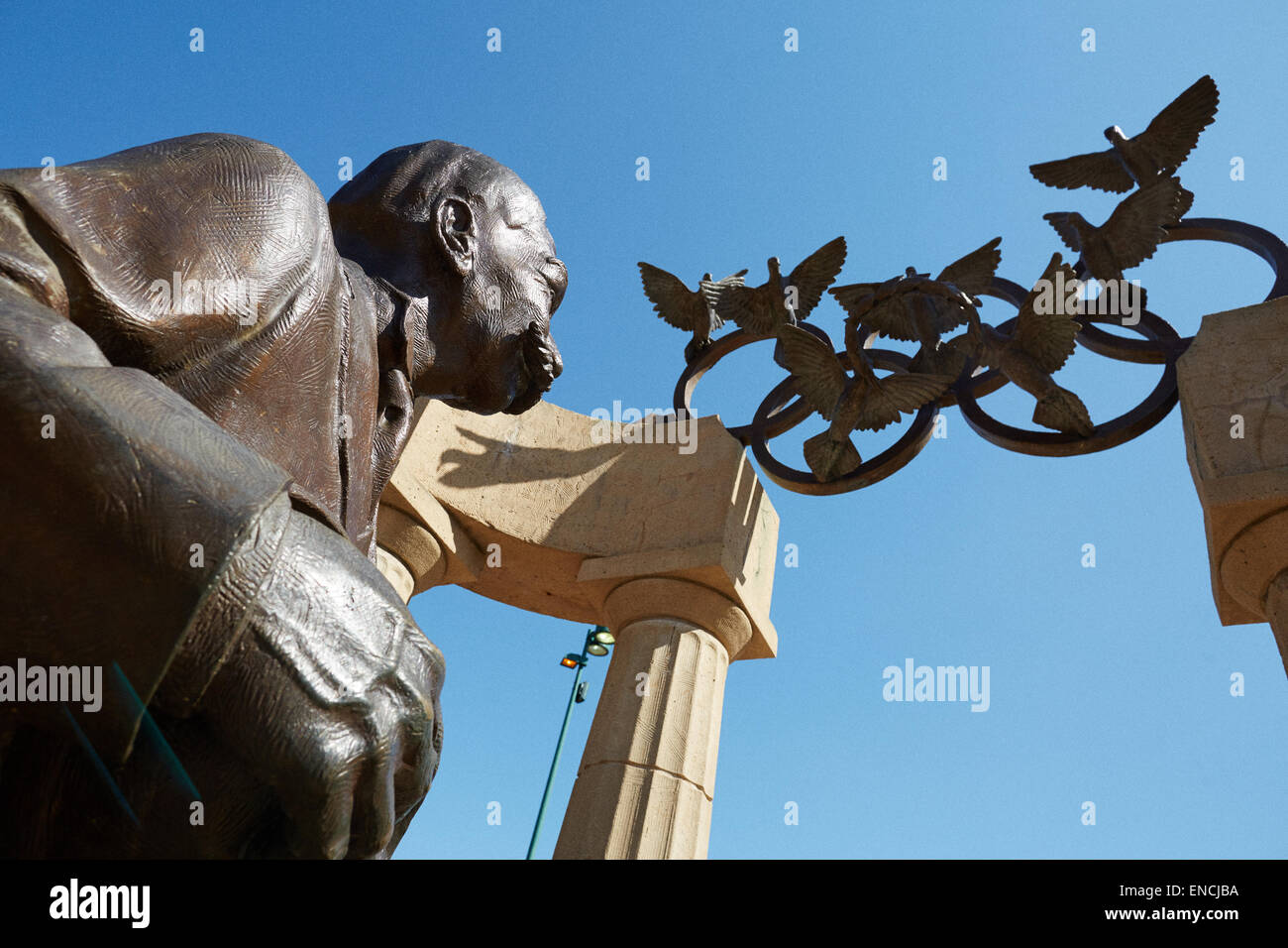 El centro de Atlanta en Georgia EE.UU. Foto: Estatua de Pierre de Coubertin y los anillos olímpicos, palomas en el Parque Olímpico Centennial Foto de stock