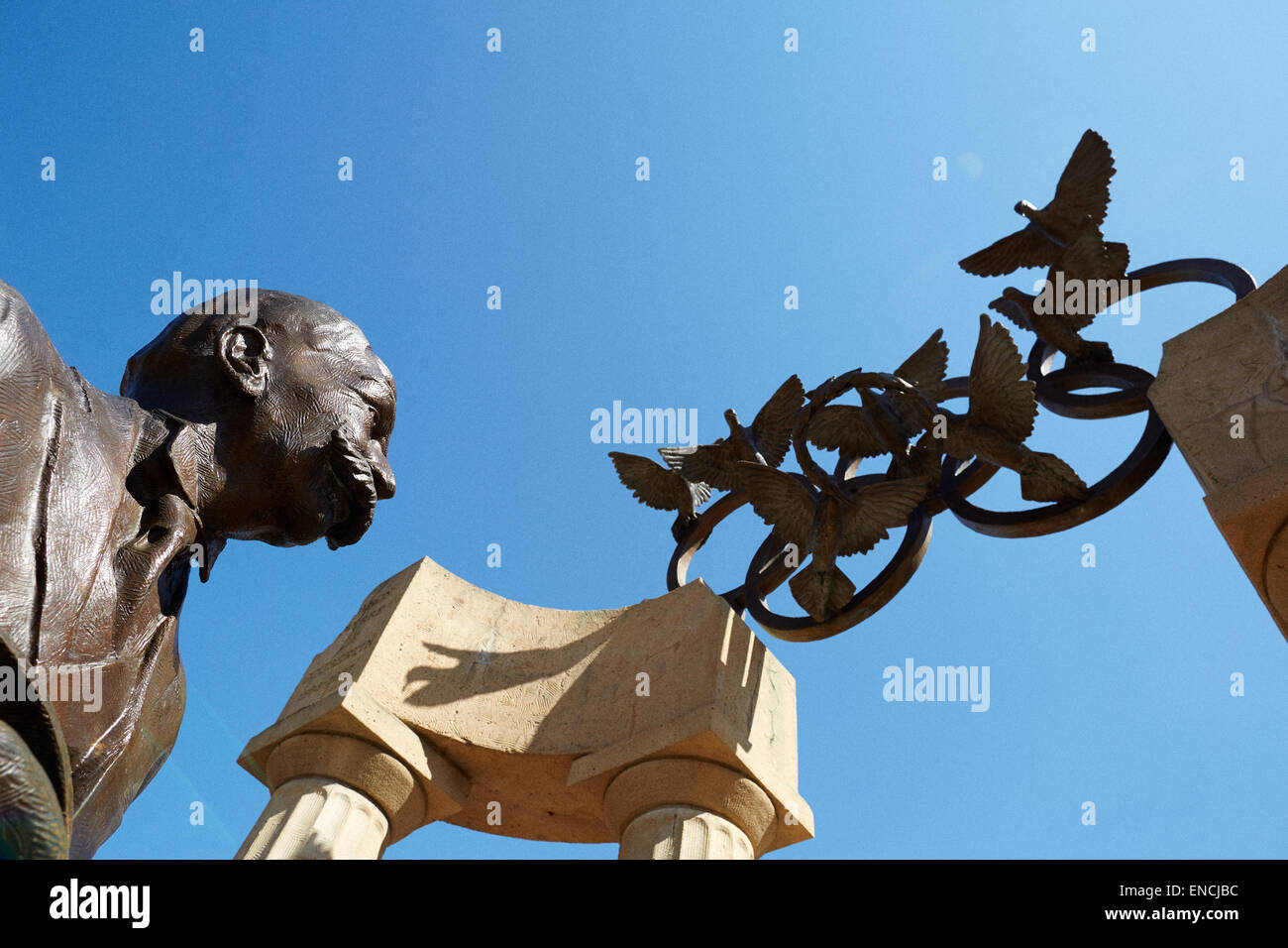 El centro de Atlanta en Georgia EE.UU. Foto: Estatua de Pierre de Coubertin y los anillos olímpicos, palomas en el Parque Olímpico Centennial Foto de stock