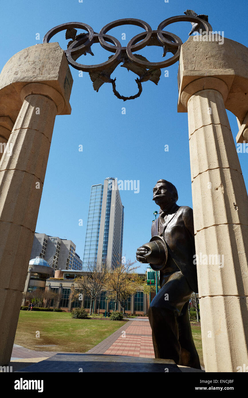 El centro de Atlanta en Georgia EE.UU. Foto: Estatua de Pierre de Coubertin y los anillos olímpicos, palomas en el Parque Olímpico Centennial Foto de stock