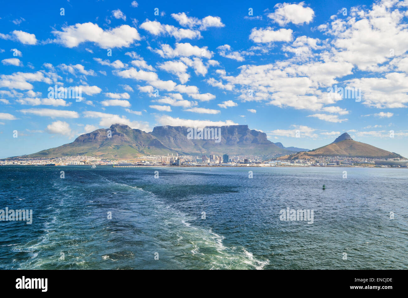 Seguimiento de un buque en el mar, saliendo del puerto de Ciudad del Cabo, Sudáfrica, y la montaña de la Mesa en el fondo Foto de stock