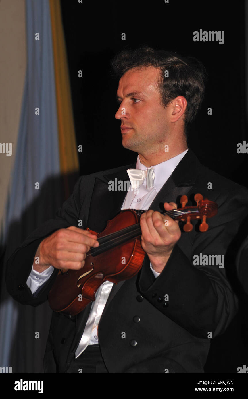 Hombre maduro en una cena formal traje a tocar el violín en directo el  rendimiento Fotografía de stock - Alamy