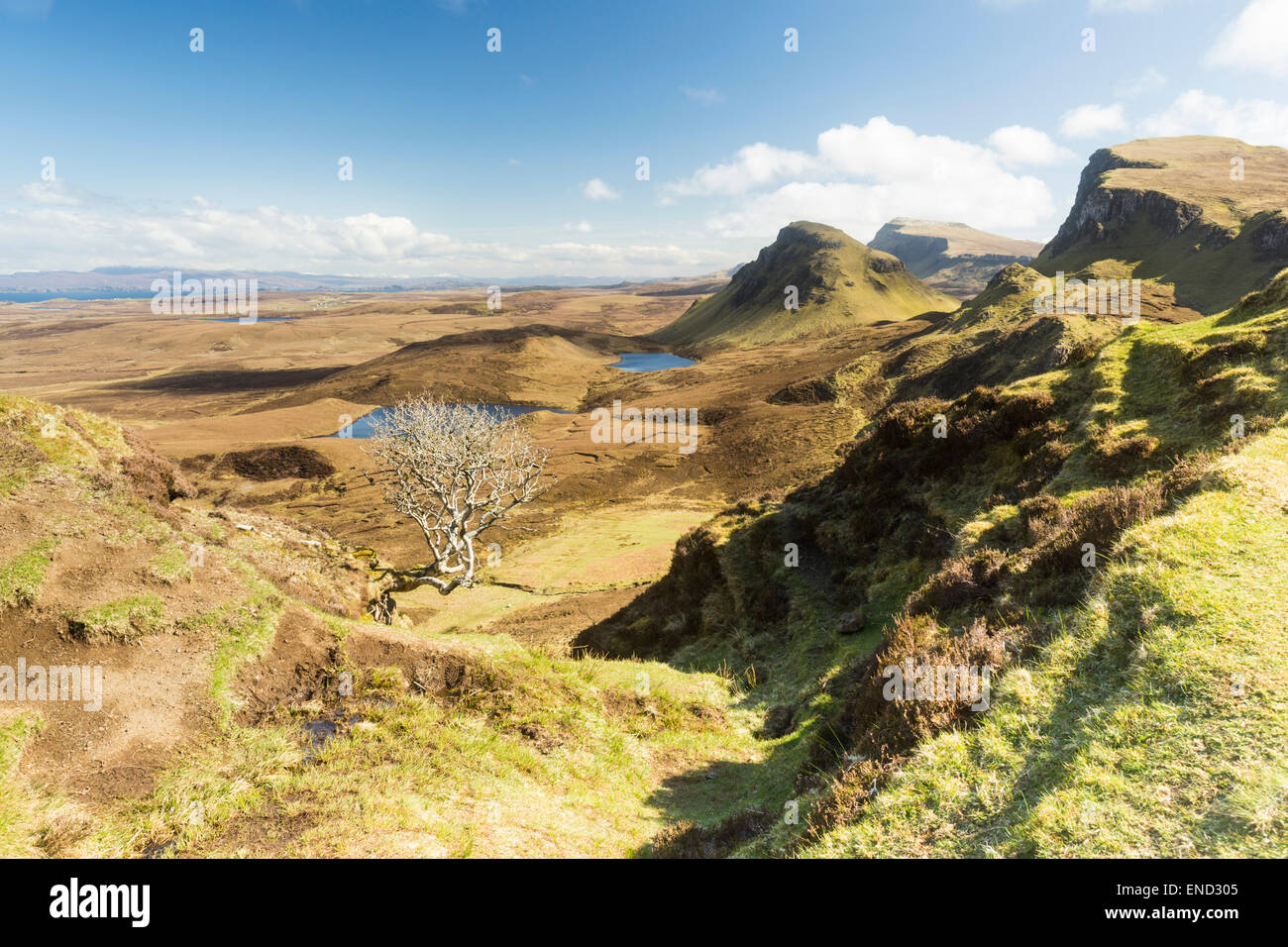 Vista desde el Quiraing sobre las colinas de Skye, Escocia Foto de stock