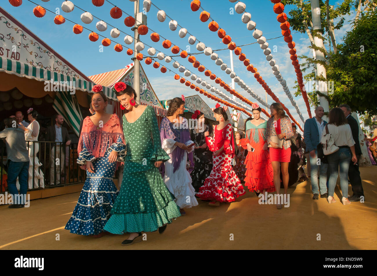 Feria de abril, las mujeres vestidas con el traje de flamenca tradicional, Sevilla, en la región de Andalucía, España, Europa Foto de stock