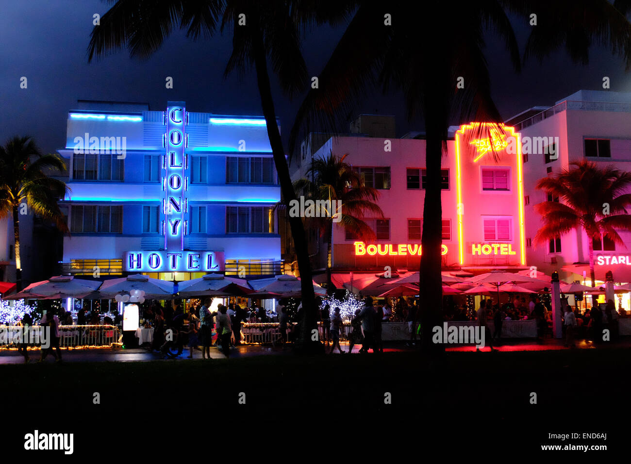 Hoteles Art Deco de Miami Beach por la noche iluminado con neón Foto de stock