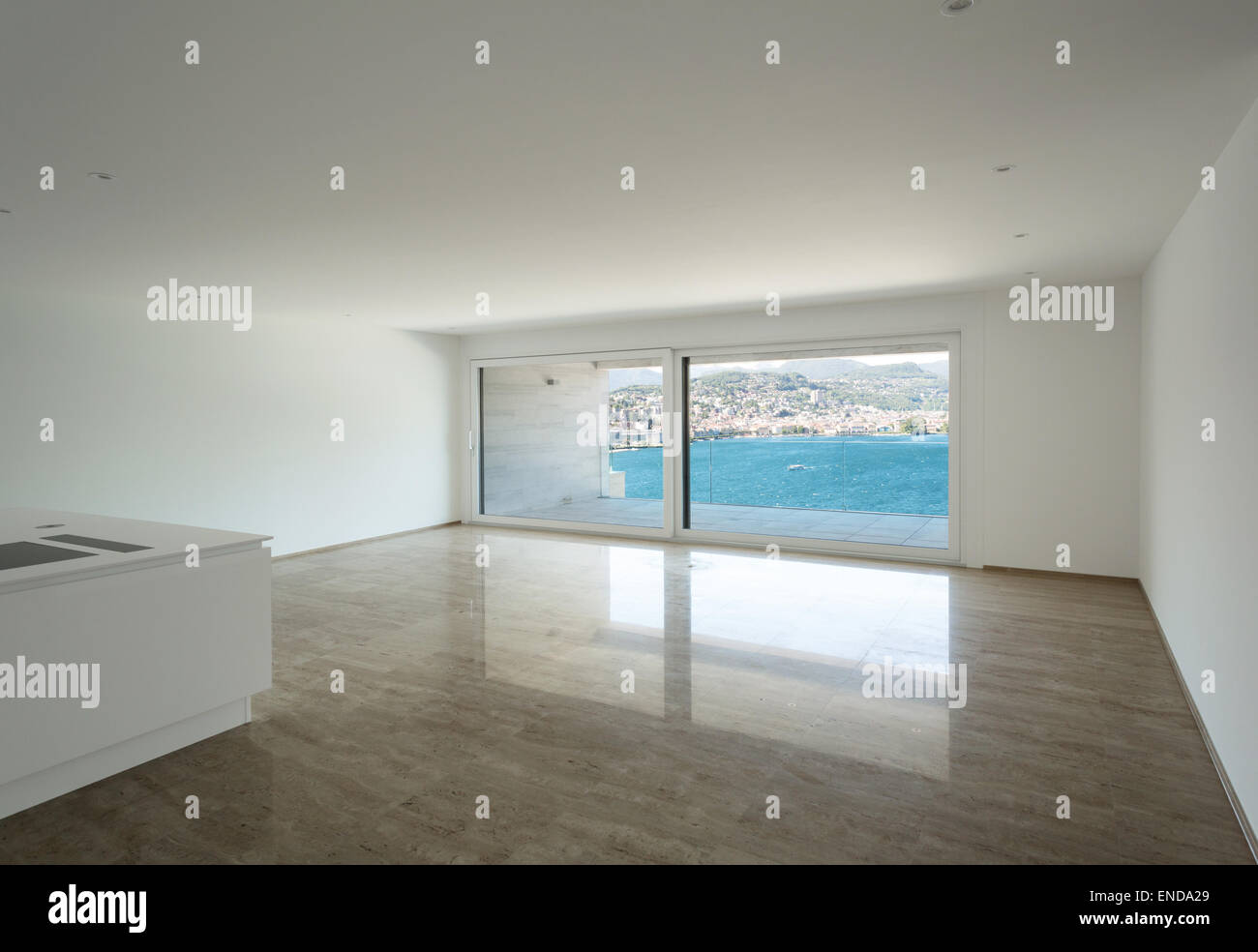 Interior, apartamento vacío, piso de mármol, amplio salón Foto de stock