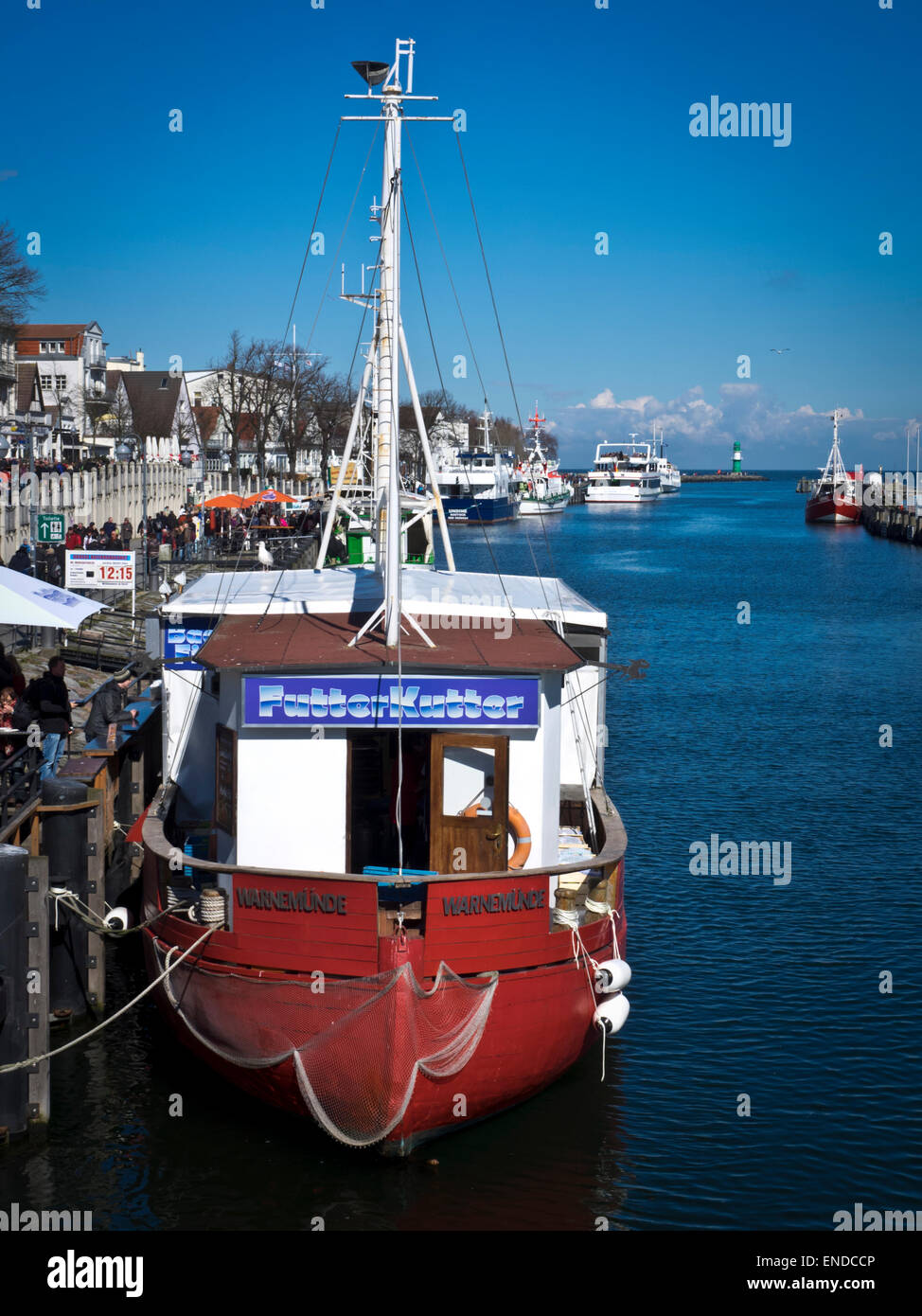 Hafen en Warnemünde mit Boot Foto de stock