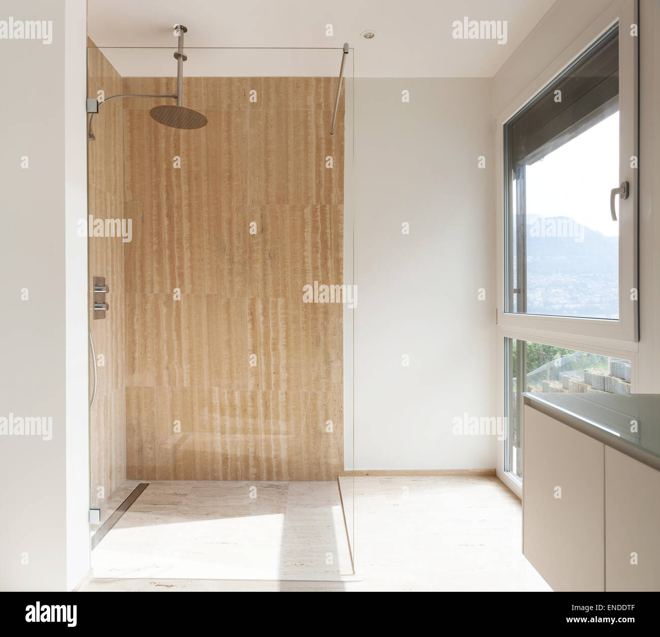Una ducha de lujo remodelada con baldosas de mármol, un asiento de banco, y  grifos cromados. Las paredes están cubiertas con un patrón de azulejos de  espiga Fotografía de stock - Alamy