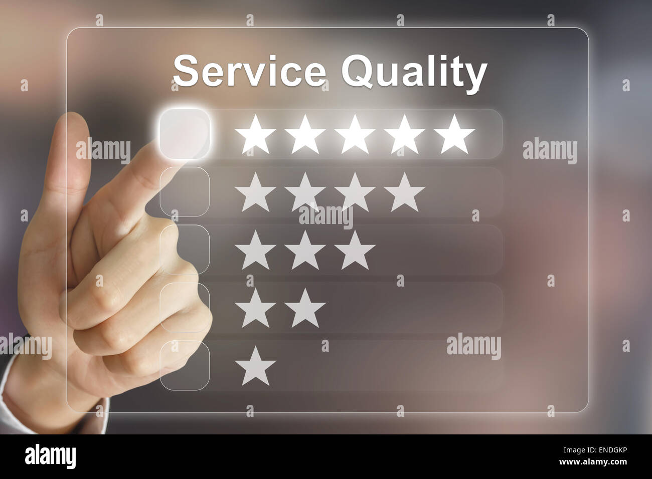 Mano de negocios haciendo clic en la calidad de los servicios de interfaz de pantalla virtual Foto de stock
