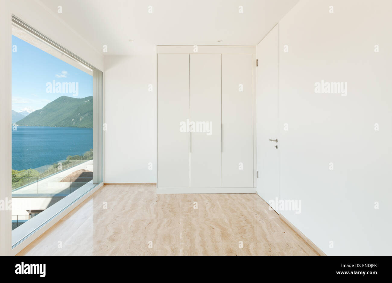 Hermosa casa moderna, la habitación vacía con ventana con vistas al lago Foto de stock