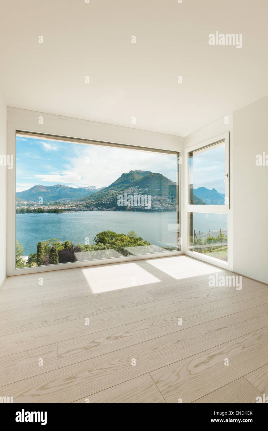 Hermosa casa moderna, la habitación vacía con ventana con vistas al lago Foto de stock