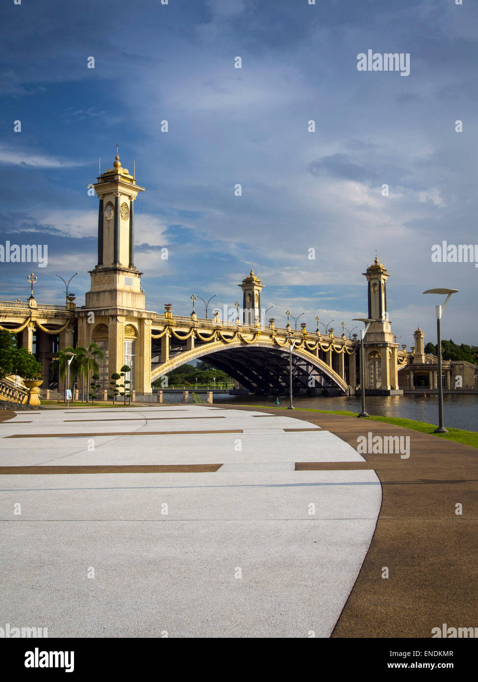 Un puente con la clásica arquitectura, visto desde la distancia contra un cielo azul Foto de stock
