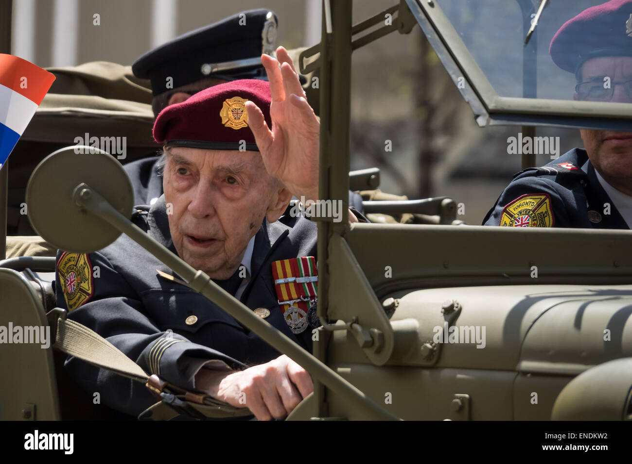 TORONTO, CANADA Mayo 2, 2015 Un veterano pasa. El pueblo celebra el