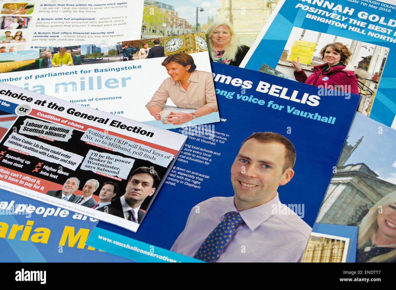 BASINGSTOKE, Reino Unido el 3 de mayo de 2015: folletos de campaña de los candidatos del Partido Conservador en el Reino Unido. Foto de stock