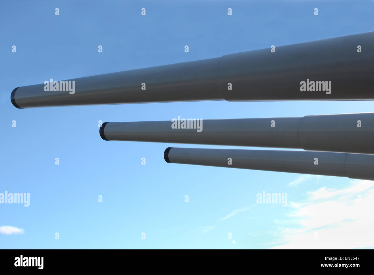 Tres cañones de 16 pulgadas similar a la utilizada por los buques de guerra de la Marina estadounidense en la Segunda Guerra Mundial y en Corea. Foto de stock