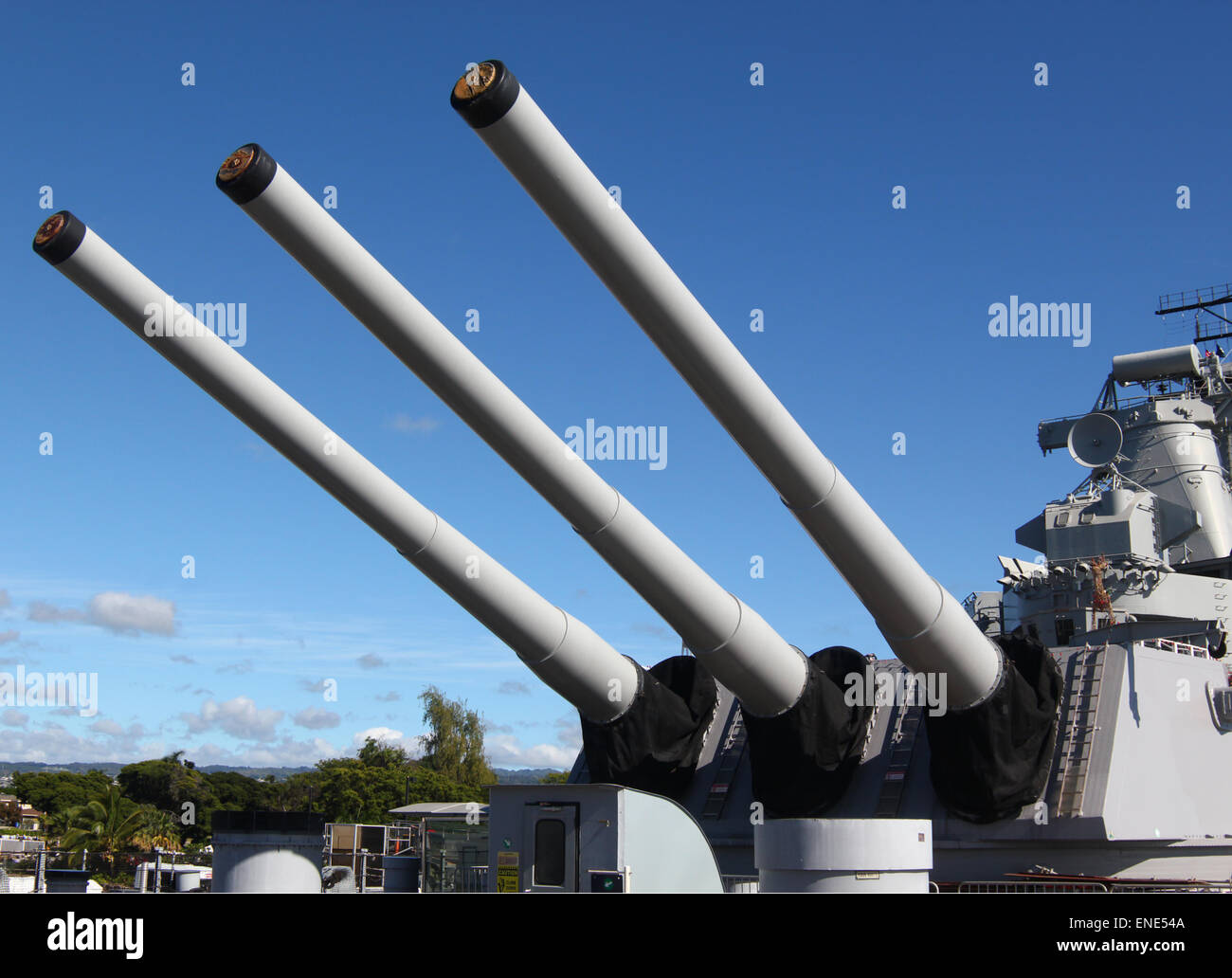 Tres cañones de 16 pulgadas similar a la utilizada por los buques de guerra de la Marina estadounidense en la Segunda Guerra Mundial y en Corea. Foto de stock