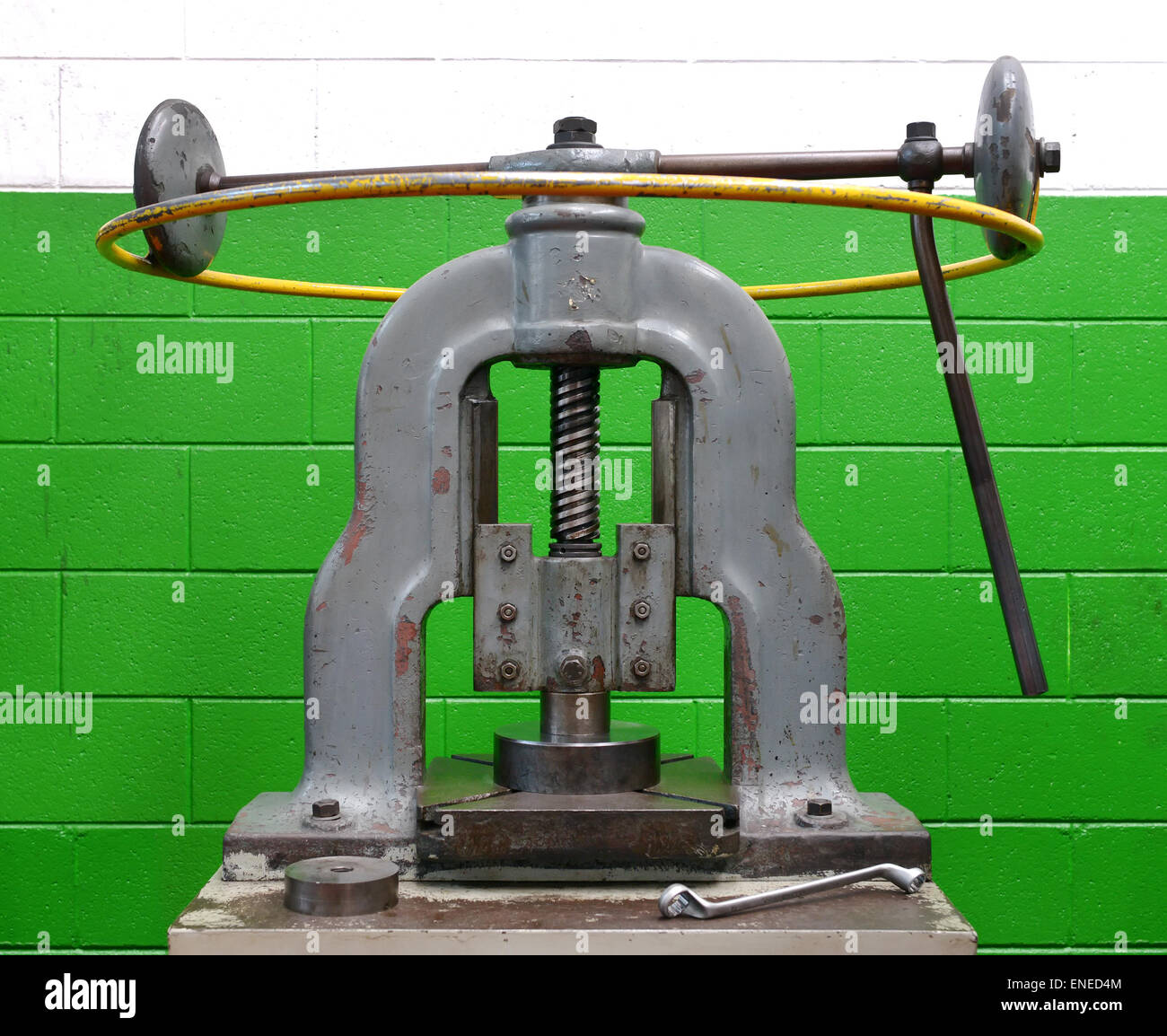 Vendimia manual, prensa formando máquina industrial herramienta destinada a  transformar piezas mediante la aplicación de presión Fotografía de stock -  Alamy