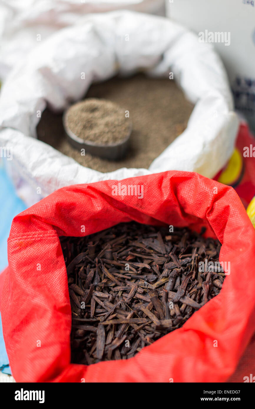 Thup Nagshi, un parásito vegetal que es un natural rememdy y se agregan a la mantequilla de té, a la venta en el mercado de fin de semana, en Thimphu, Bután Foto de stock
