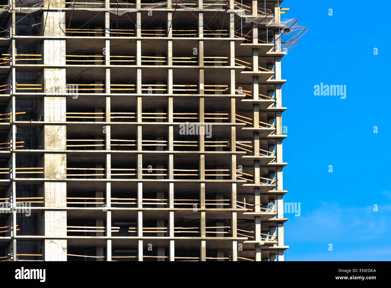 La construcción del edificio sobre fondo de cielo azul Foto de stock