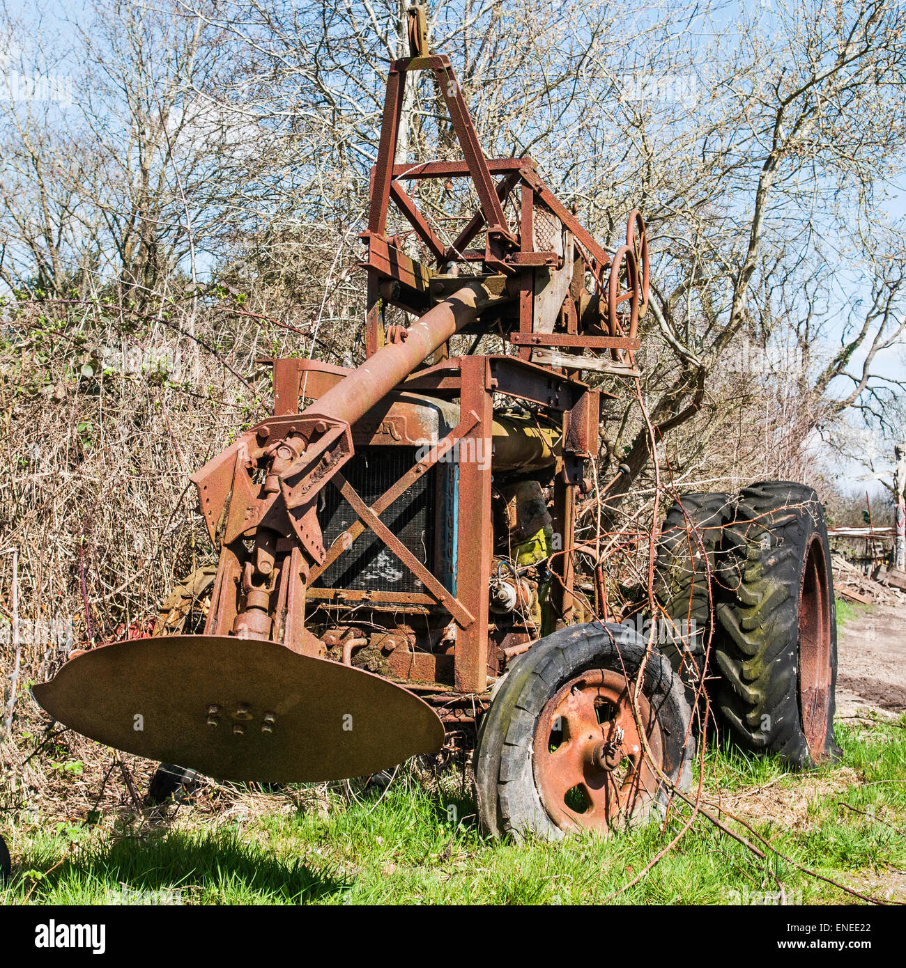 Oxidado viejo tractor Fordson Major con un cortador de matorrales conversión Foto de stock