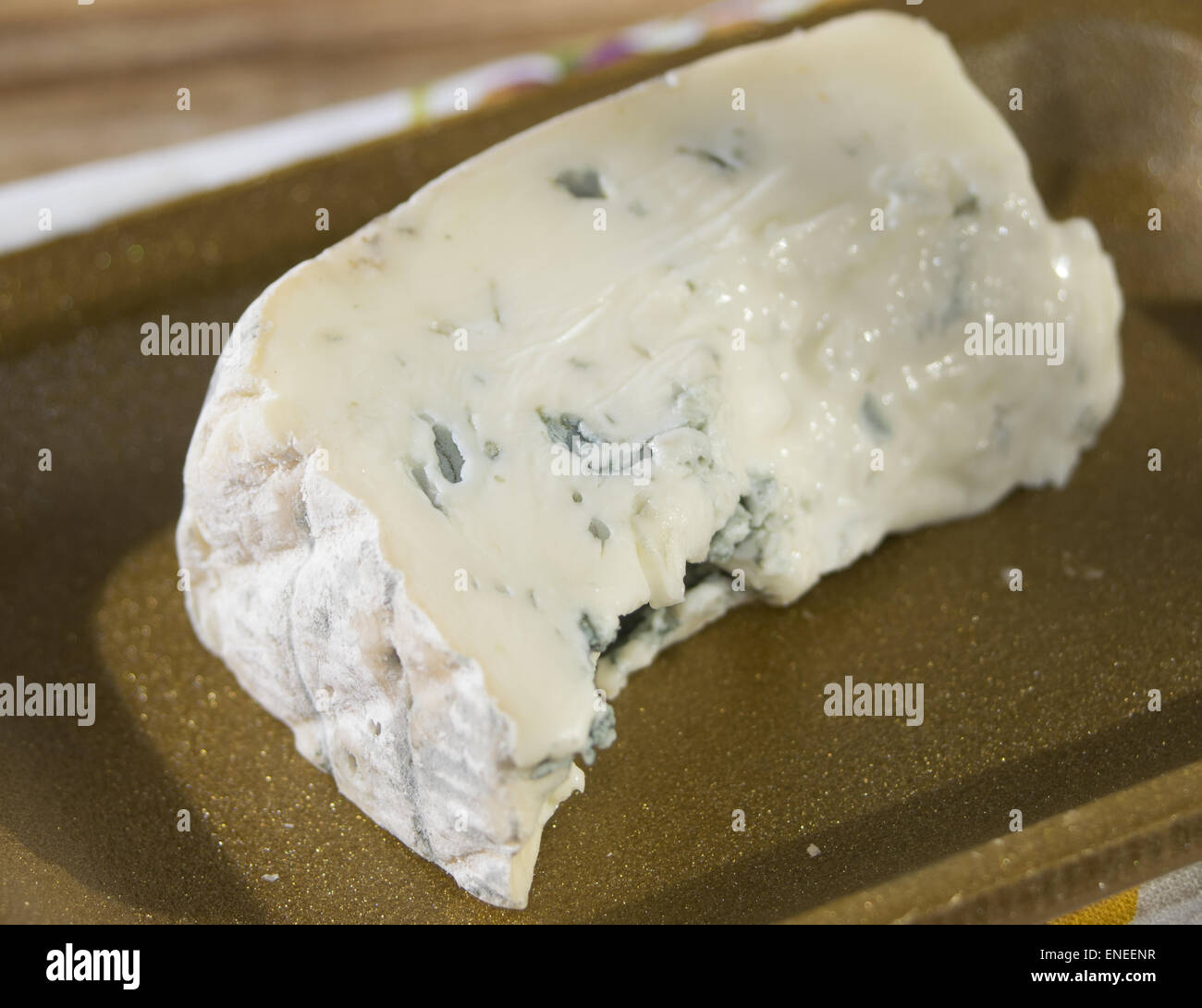 El queso típico italiano gorgonzola un queso con sabor fuerte Foto de stock