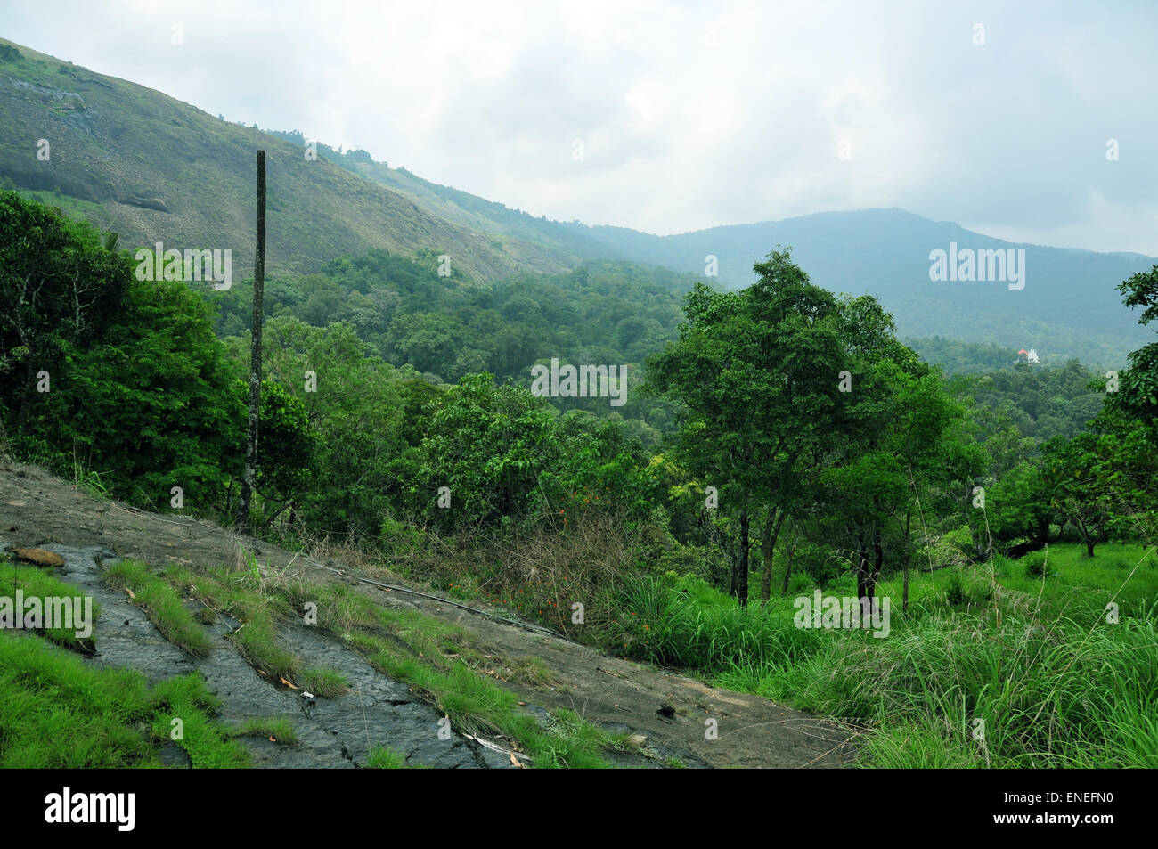 Vista desde una colina arriba de la otra colina. Foto de stock