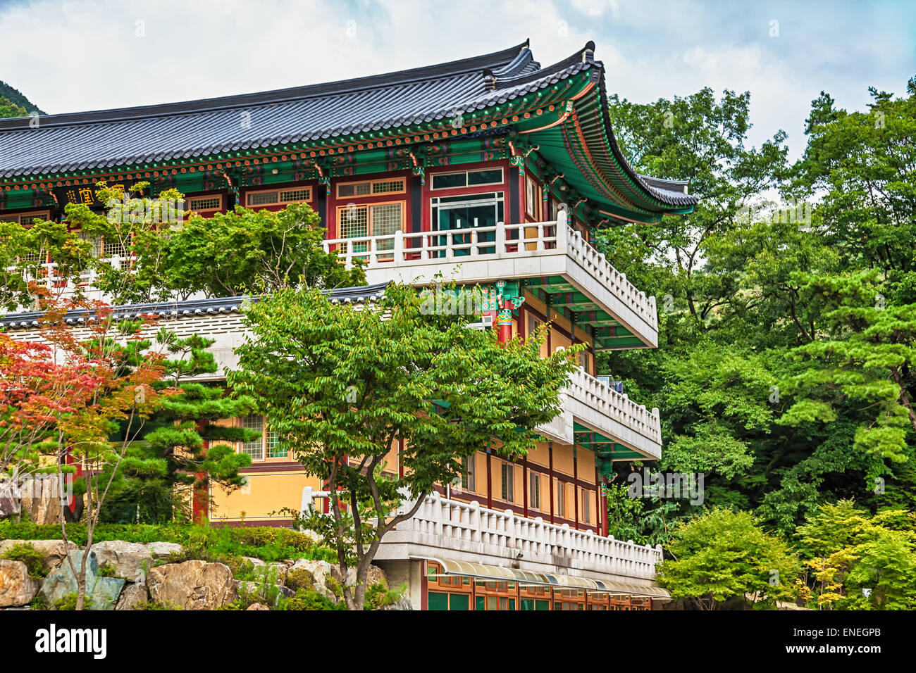 Antiguo Edificio de arquitectura tradicional coreano o monjes templo en Corea del Sur Foto de stock