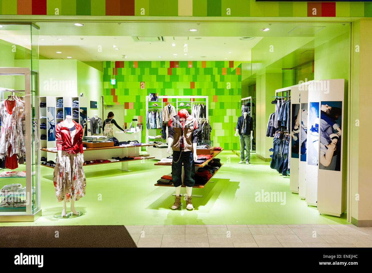 Vista a un interior de color verde de una tienda de moda adolescente,  boutique, con muestras de ropa en el centro comercial Nishinomiya Gardens,  Japón Fotografía de stock - Alamy