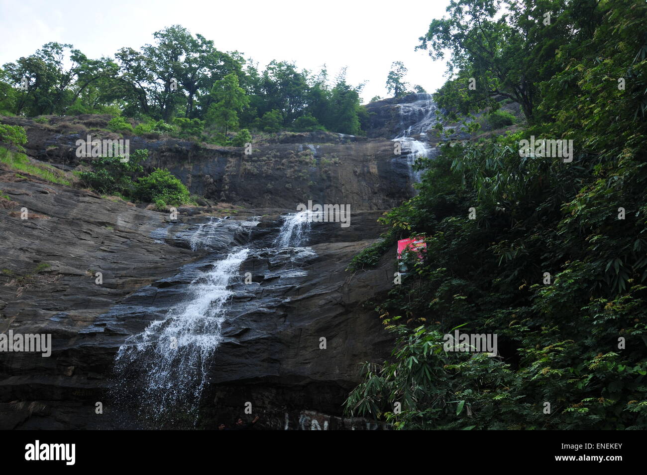 La Roca y el agua caída en verano. Foto de stock