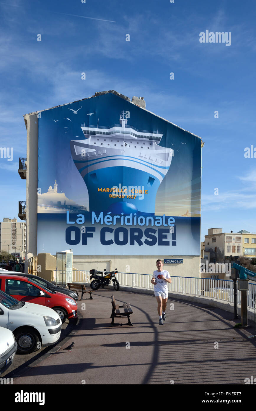 La pintura en la pared anuncio o publicidad para Córcega Ferry 'La Meridionale' de Endoume en el Corniche carretera costera de Marseille Provence Francia Foto de stock
