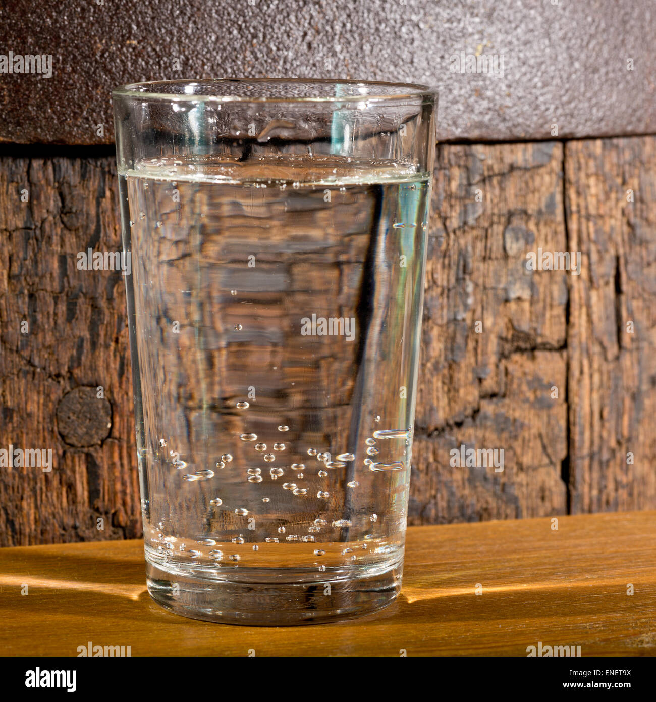 Un vaso de agua mineral en el fondo oscuro Foto de stock