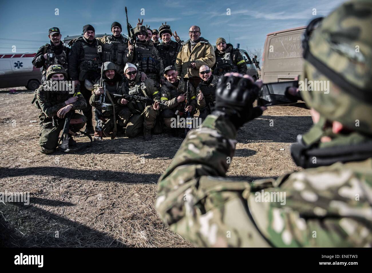 Combatientes voluntarios con el Batallón Donbas tomar una foto cerca de la línea del frente en Shyrokine. Foto de stock