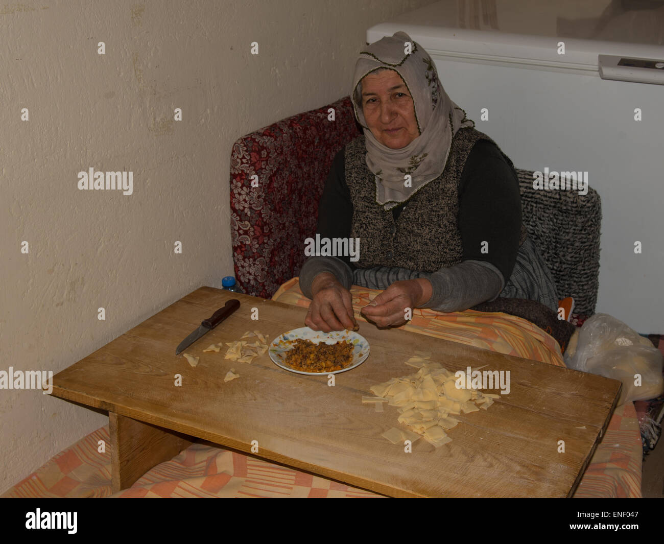 Mujer haciendo Raviolis turcos o Manti Foto de stock