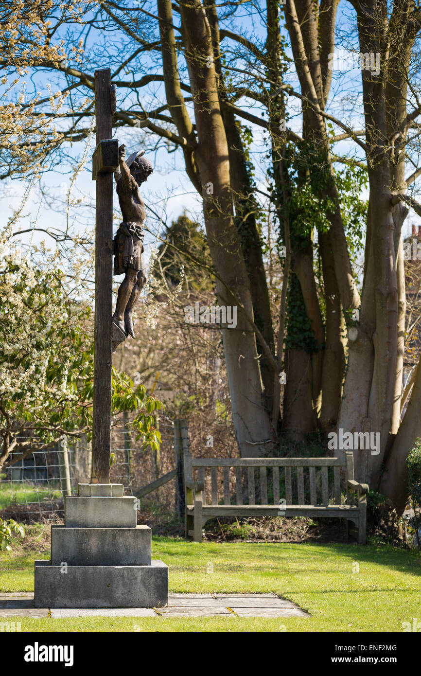 Un crucifijo de roble en conmemoración de Pirbright (hombres que murieron en las dos Guerras Mundiales. Foto de stock
