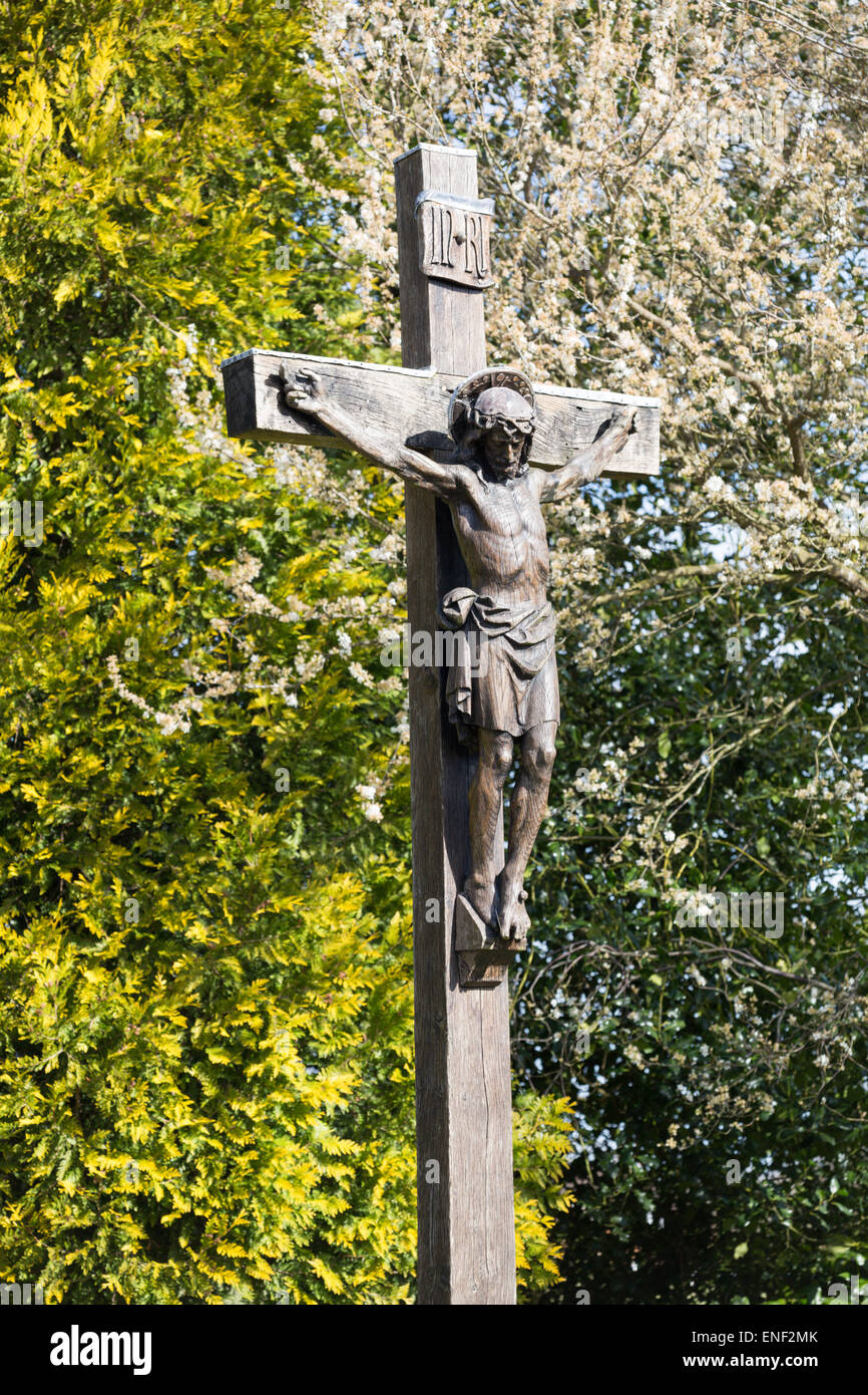 Un crucifijo de roble en conmemoración de Pirbright (hombres que murieron en las dos Guerras Mundiales. Foto de stock
