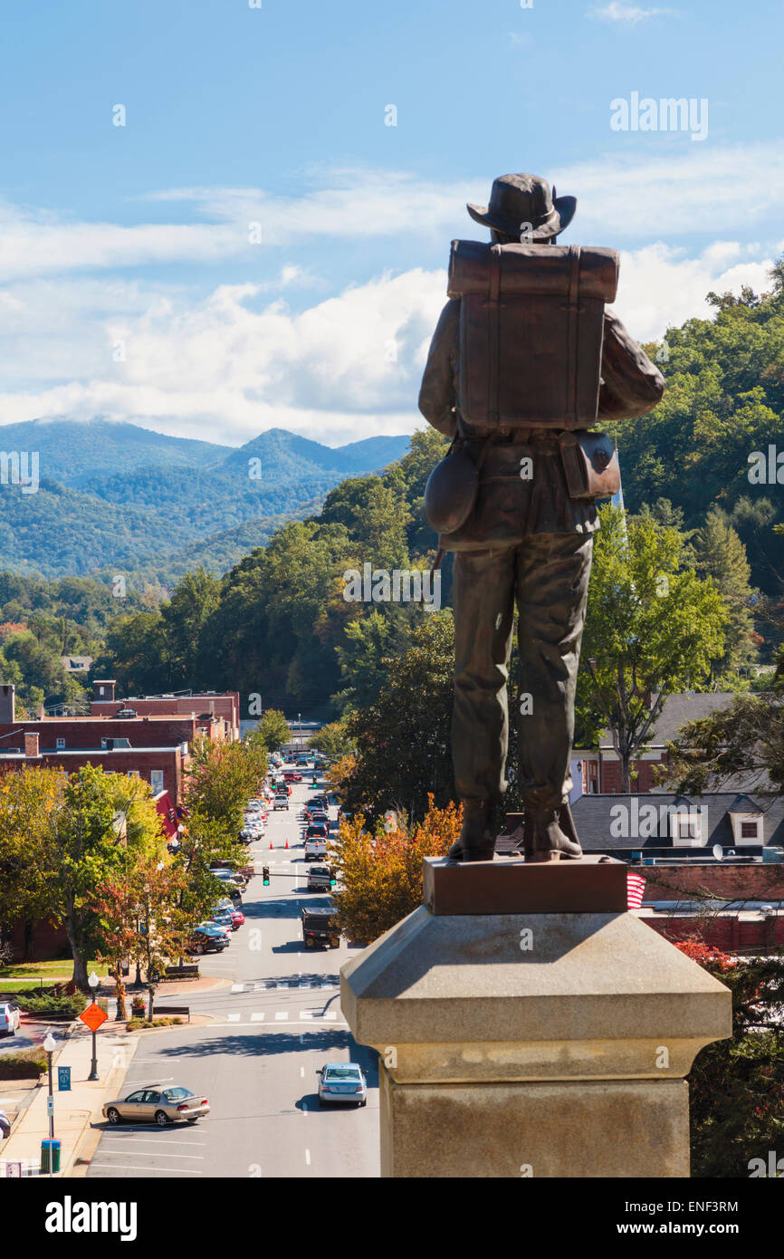Sylva, Jackson County, Carolina del Norte, Estados Unidos de América. Centro de la ciudad con el monumento de la Guerra Civil en primer plano. Foto de stock