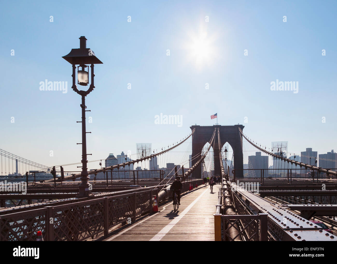 Nueva York, Estado de Nueva York, Estados Unidos de América. Mirando este cruzando el Puente de Brooklyn hacia Brooklyn. Foto de stock