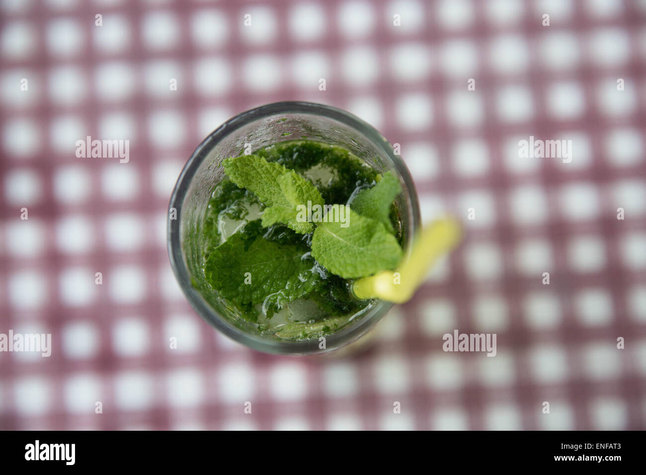 Cóctel Mojito con menta fresca, fotografiado desde directamente encima. Foto de stock