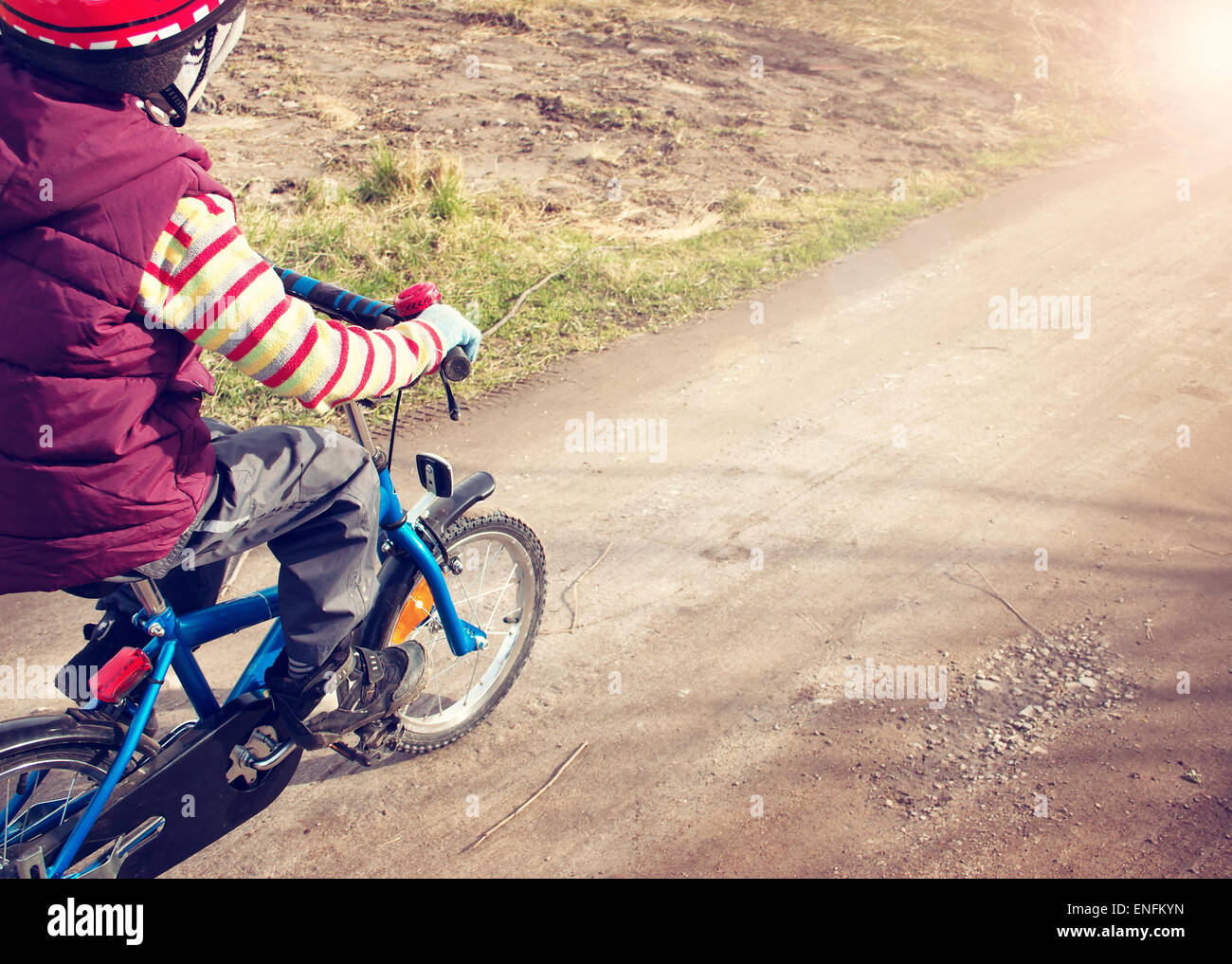 Niño en bicicleta de carretera rural Foto de stock