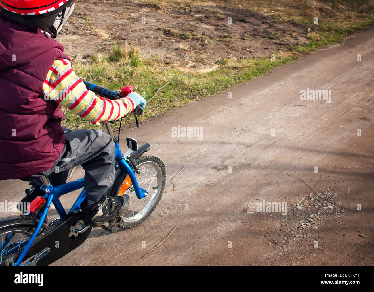 Niño en bicicleta de carretera rural Foto de stock