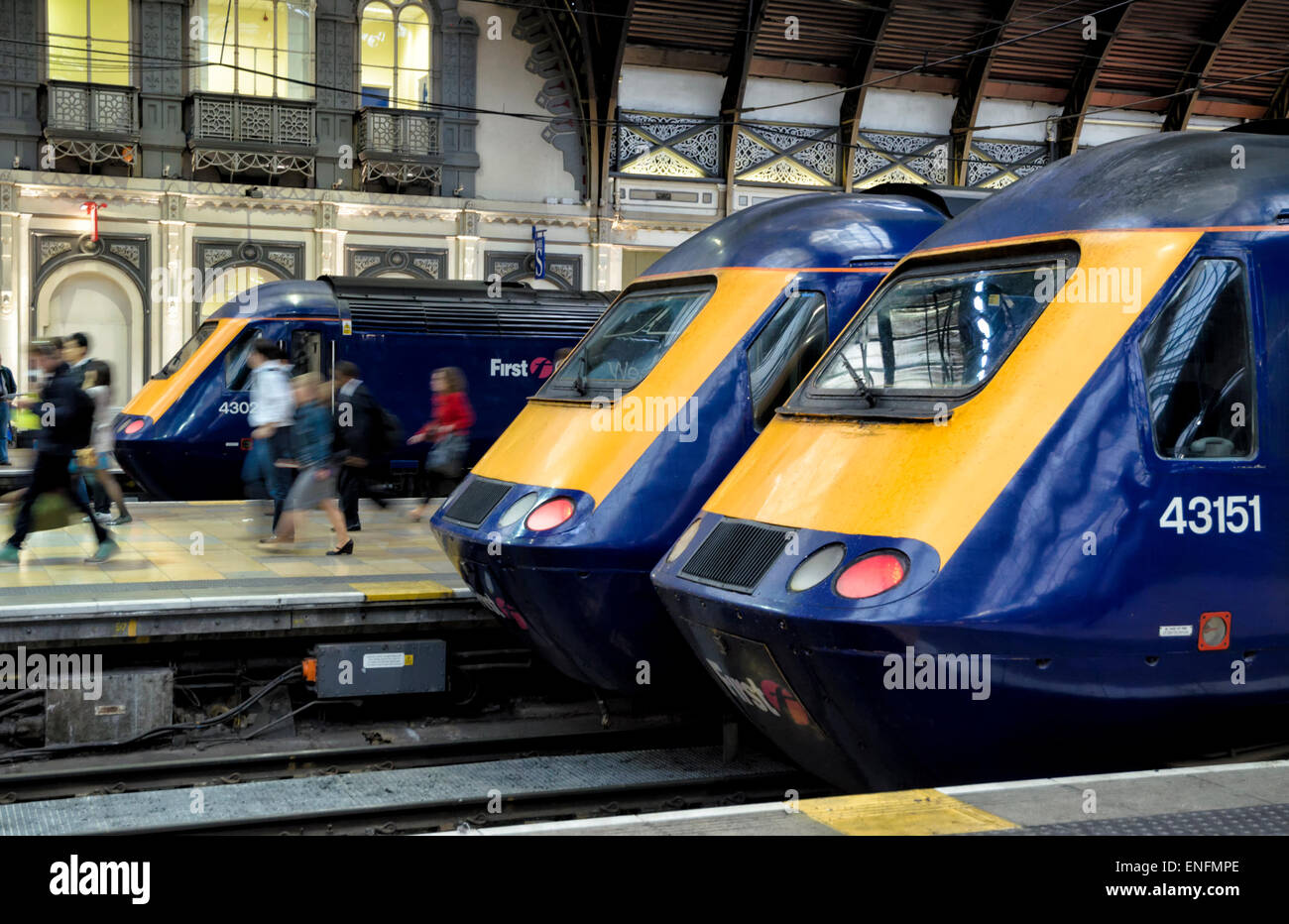 Los trenes de alta velocidad británico alineadas en la estación de Paddington, en Londres, Reino Unido. La alta velocidad ferroviaria HST Foto de stock