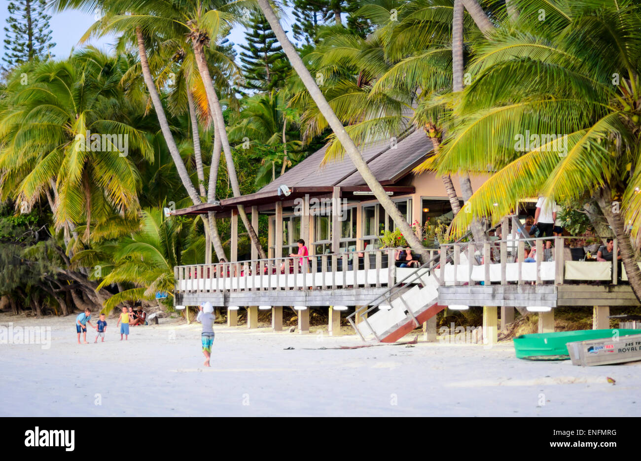 Rústico restaurante de playa resguardada por palmeras, en una hermosa isla tropical. Isla de Los Pinos, Nueva Caledonia, el sur del Pacífico. Foto de stock